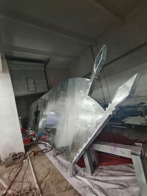 工厂通常会配备各种生产设备和机器,以提高生产效率和产品质量